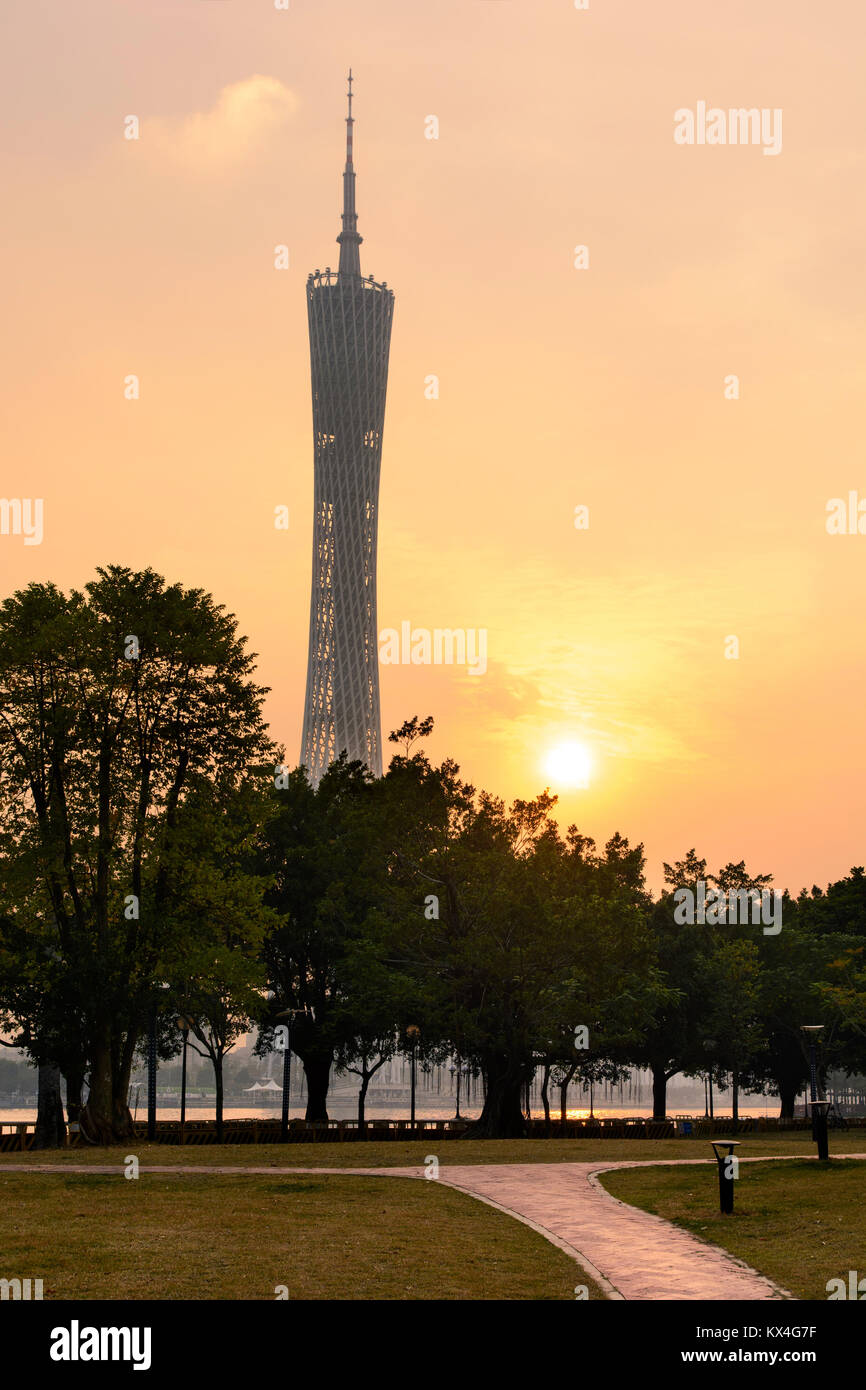 Il cantone di Guangzhou tower al tramonto, nella provincia di Guangdong, Cina Foto Stock