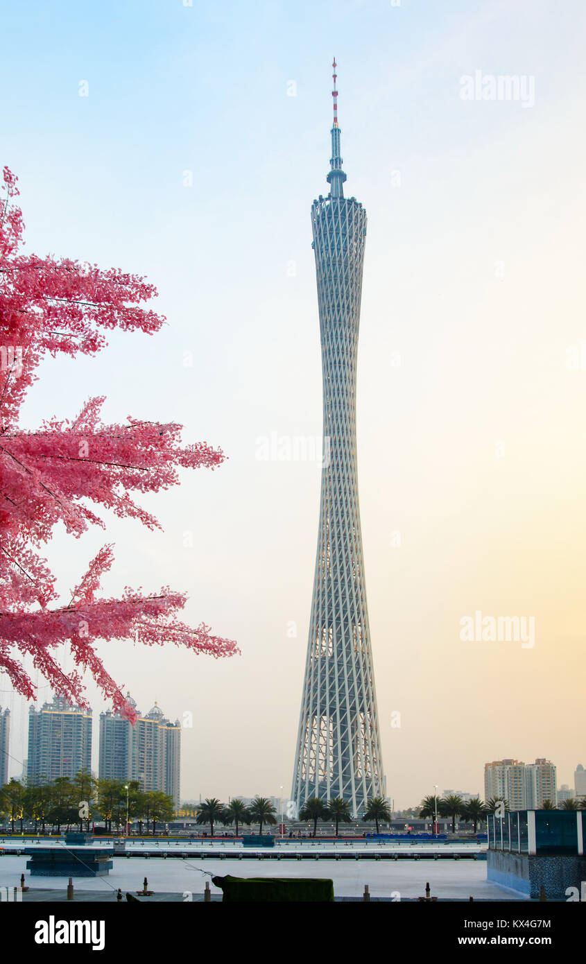 Il cantone di Guangzhou tower al tramonto, nella provincia di Guangdong, Cina Foto Stock