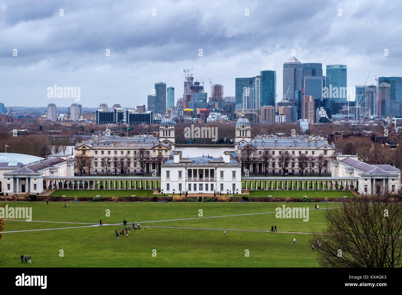 Londra Greenwich.Vista dal parco di Greenwich,Old Royal Naval College, Queen's House & Canary Wharf Banks & financial district su Isle of Dogs Foto Stock