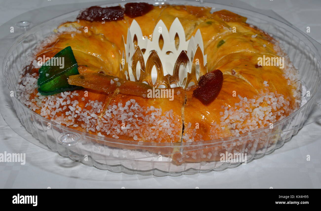 Una torta di re sul tavolo Foto Stock