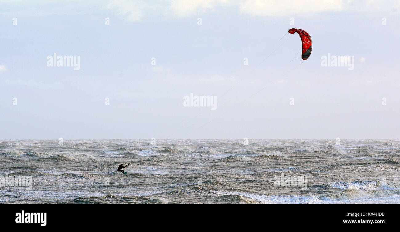 Un kitesurfer gode del vento sul mare in Greatstone, Kent, come temperature precipitare in tutto il Regno Unito. Foto Stock