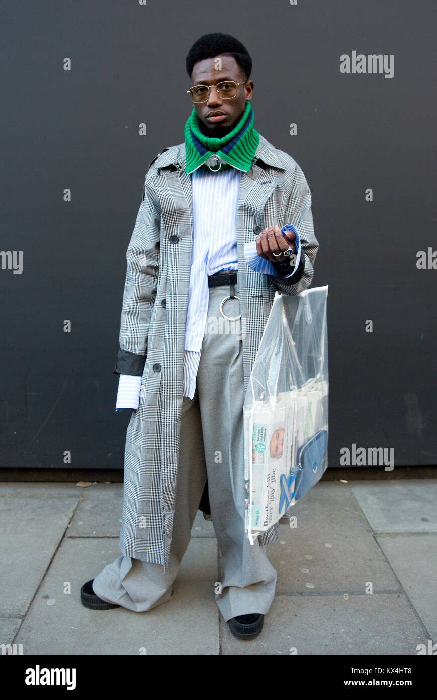 Fahion stylist Segon Amosu foto al di fuori del BFC visualizza lo spazio, Londra, durante l'Autunno/Inverno 2018 London Fashion Week. Stampa foto di associazione. Picture Data: domenica 7 gennaio 2018. Vedere PA storia moda dei consumatori. Foto di credito dovrebbe leggere: Isabel Infantes/PA FILO Foto Stock