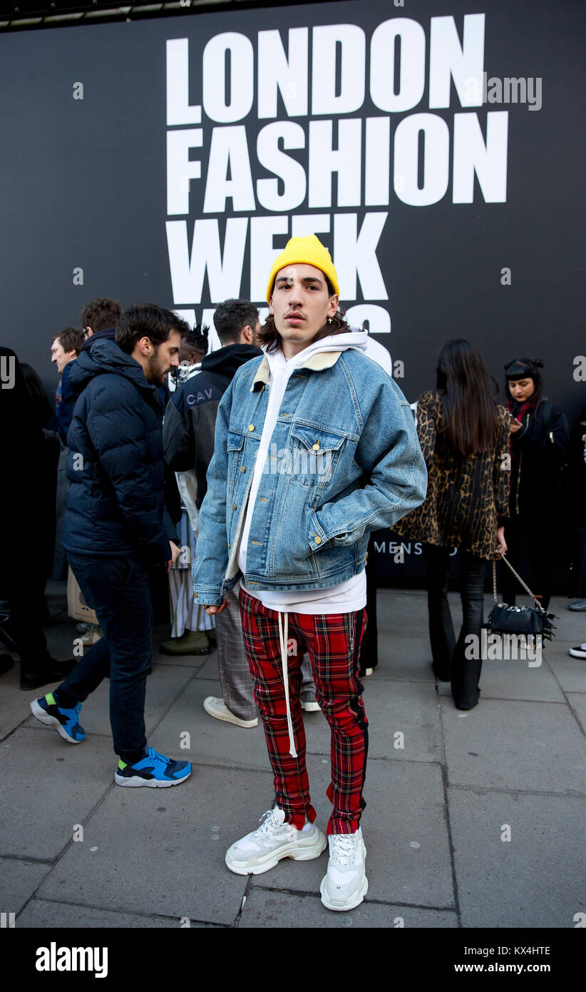 Lo spagnolo calciatore professionista Hector Bellerin nella foto al di fuori del BFC visualizza lo spazio, Londra, durante l'Autunno/Inverno 2018 London Fashion Week. Stampa foto di associazione. Picture Data: domenica 7 gennaio 2018. Vedere PA storia moda dei consumatori. Foto di credito dovrebbe leggere: Isabel Infantes/PA FILO Foto Stock