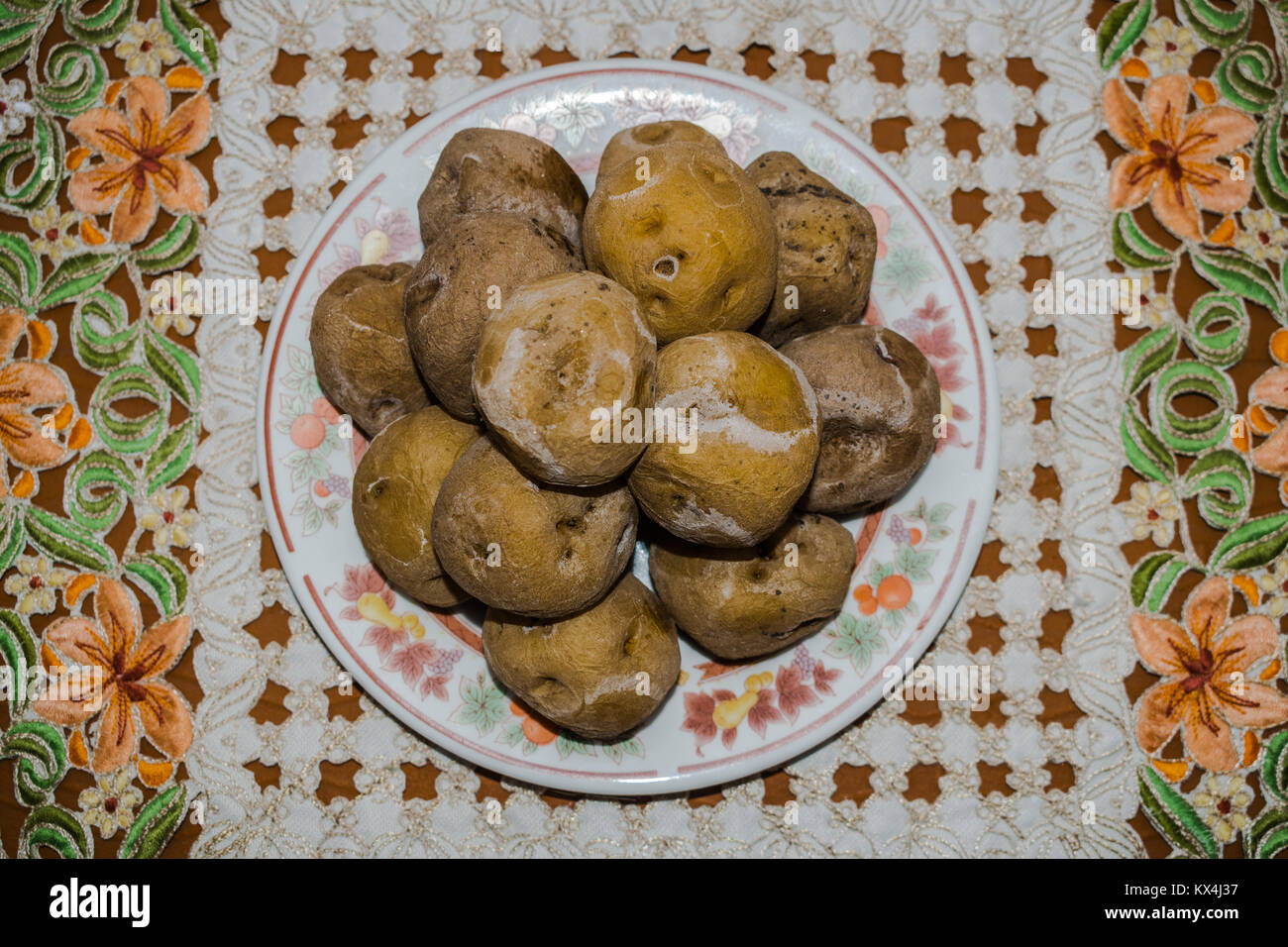 Canarian stropicciata patate su una piastra bianca con disegno Foto Stock