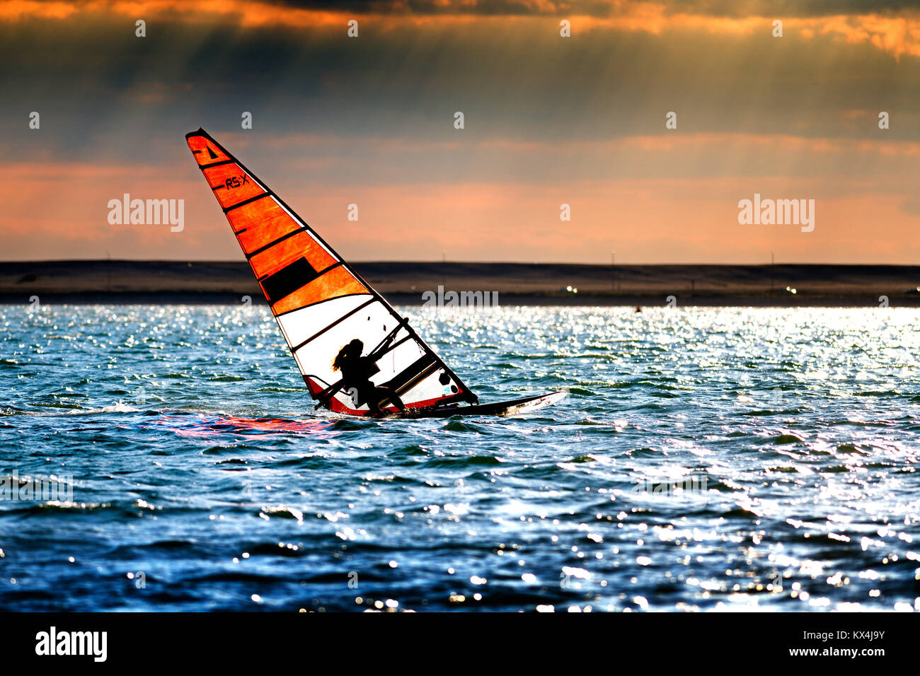 RS-X windsurf Saskia davanzali formazione nel porto di Portland, Dorset, Regno Unito Foto Stock