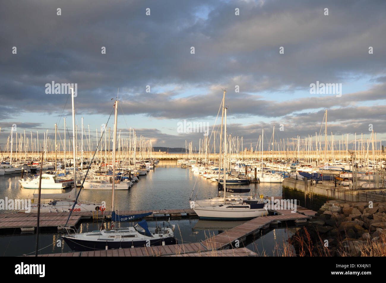 Vista su Dun Laoghaire Harbour nel sud della contea di Dublino in Irlanda Foto Stock