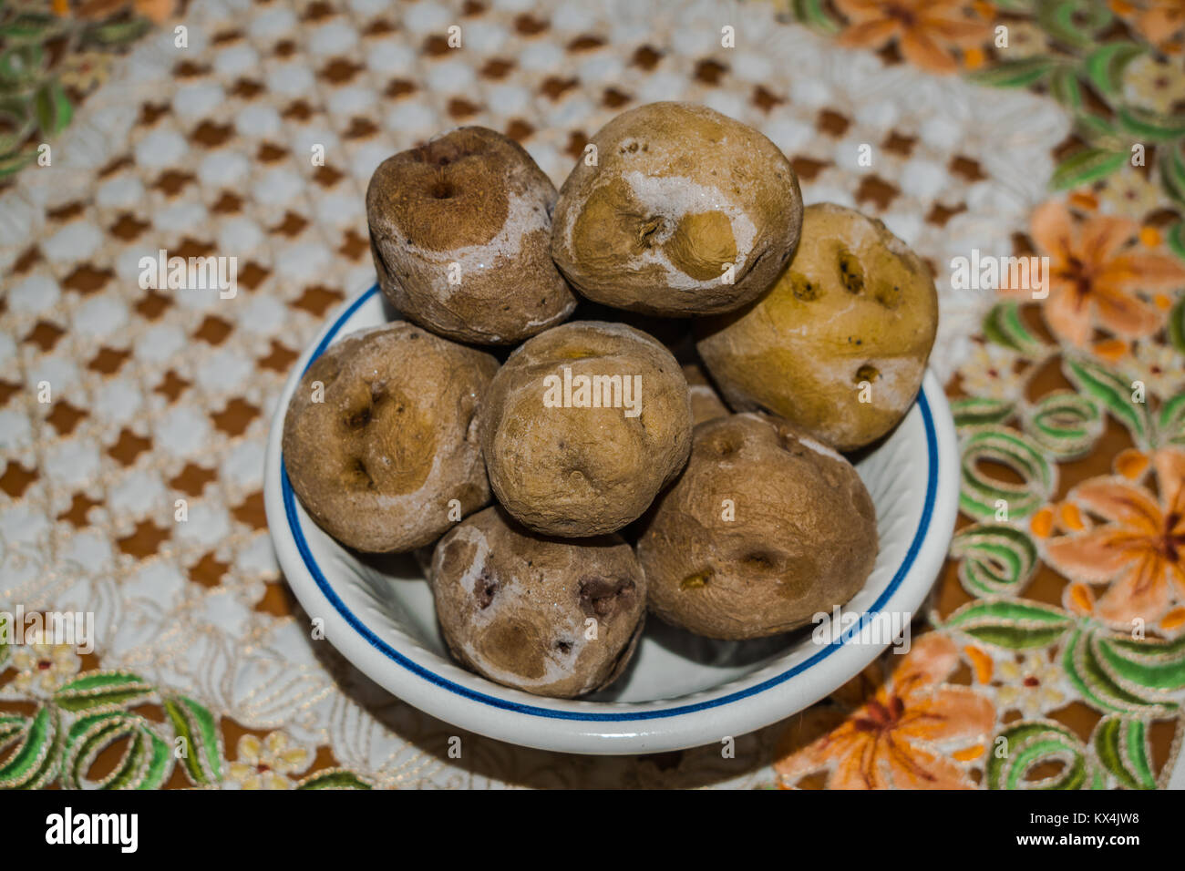 Canarian stropicciata patate su una piastra bianca con disegno Foto Stock