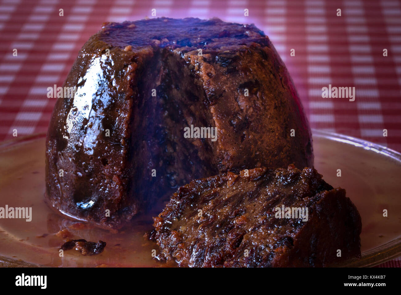 Pudding natalizio con fiamma accesa da alcol Foto Stock