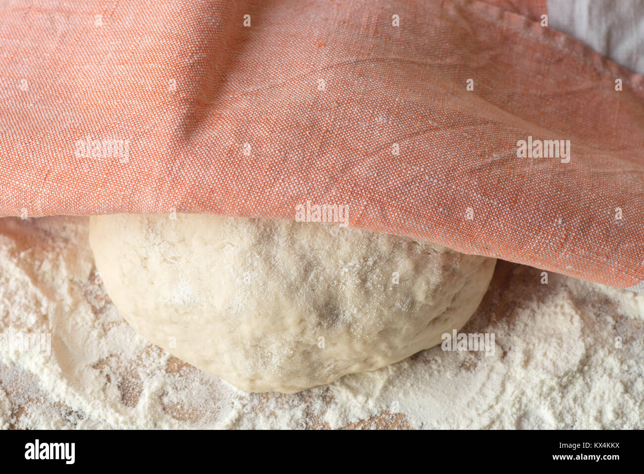 Crudo fresco palla di impasto su un tavolo di legno Foto Stock