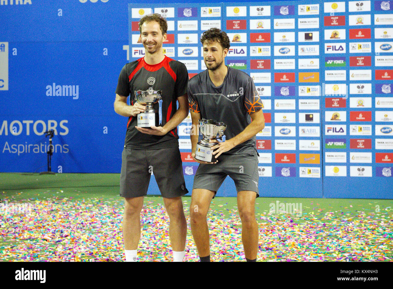 Pune, India. Il 6 gennaio 2018. Matwe Middelkoop e Robin Haase dei Paesi Bassi, la raddoppia i vincitori, posano con i loro trofei al Tata aprire Maharashtra torneo a Mahalunge Balewadi Tennis Stadium di Pune, India. Credito: Karunesh Jöhri/Alamy Live News. Foto Stock