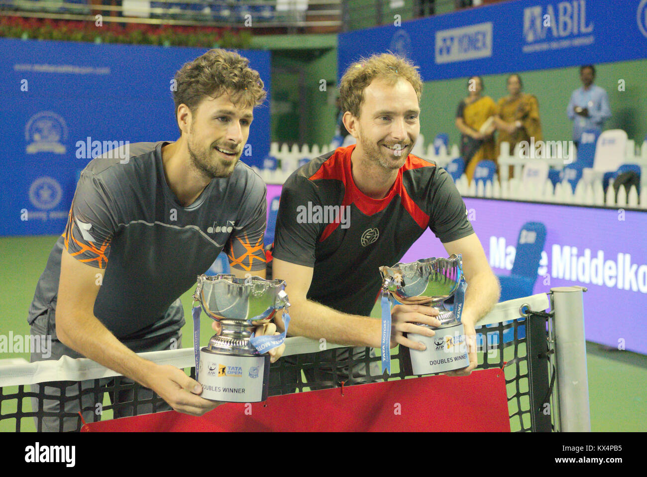 Pune, India. Il 6 gennaio 2018. Robin Haase e Matwe Middelkoop dei Paesi Bassi, la raddoppia i vincitori, posano con i loro trofei al Tata aprire Maharashtra torneo a Mahalunge Balewadi Tennis Stadium di Pune, India. Credito: Karunesh Jöhri/Alamy Live News. Foto Stock