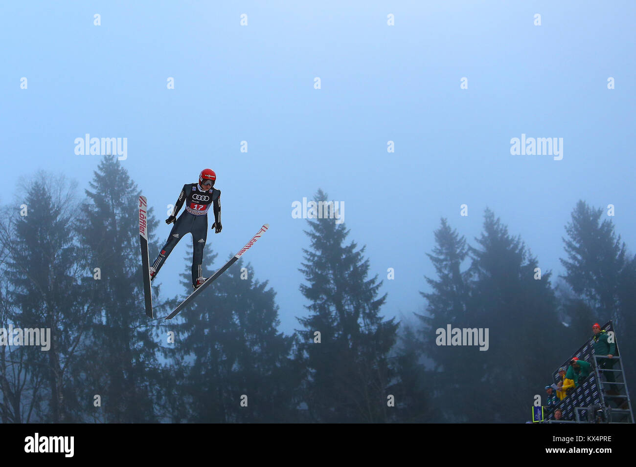 Bischofshofen, Austria. 06th, Gen 2018. Geiger Karl dalla Germania compete in​ il turno di prova il giorno 8 del 66 quattro colli ski jumping nel torneo di Bischofshofen, Austria, 06 gennaio 2018. (Foto) Alejandro Sala/Alamy Live News Foto Stock