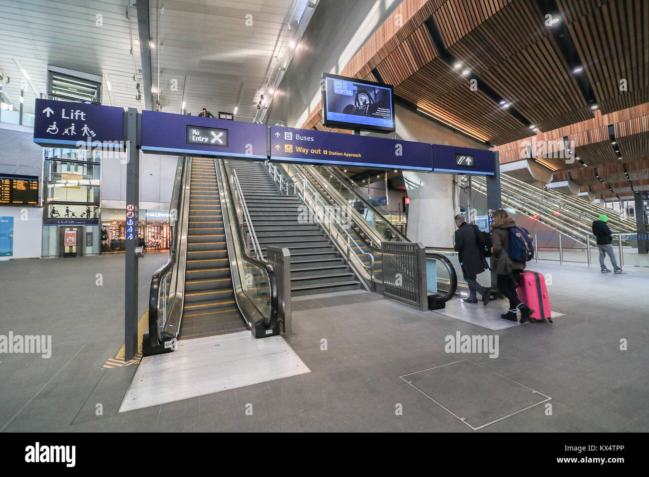 Londra REGNO UNITO. Il 7 gennaio 2018. Il recentemente rinnovato e riorganizzato il Ponte di Londra atrio della stazione che ha aperto al pubblico come parte della stazione ferroviaria di Londra piano di aggiornamento . London Bridge è la quarta stazione più trafficato nel Regno Unito portando 56 milioni di passeggeri in città ogni anno e aumenterà la capacità dal 30 per cento al picco ora di credito: amer ghazzal/Alamy Live News Foto Stock