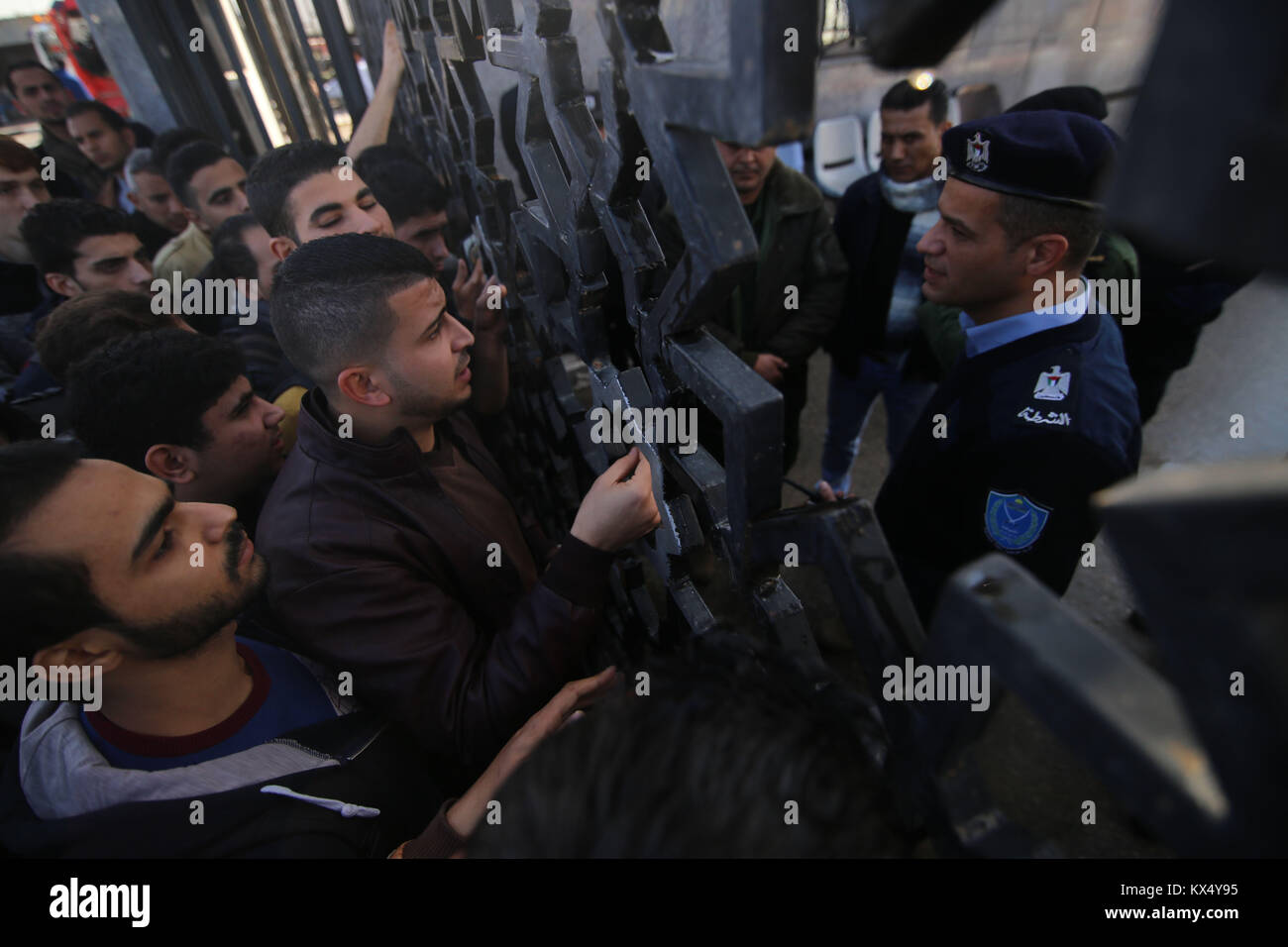 La striscia di Gaza. Il 7 gennaio, 2018. Palestinesi prendere parte a una manifestazione di protesta contro la chiusura delle frontiere di fronte a Rafah di frontiera tra la striscia di Gaza e in Egitto il 7 gennaio 2018. Centinaia di palestinesi domenica chiamati in Egitto per riaprire Rafah valico di frontiera. Credito: Khaled Omar/Xinhua/Alamy Live News Foto Stock