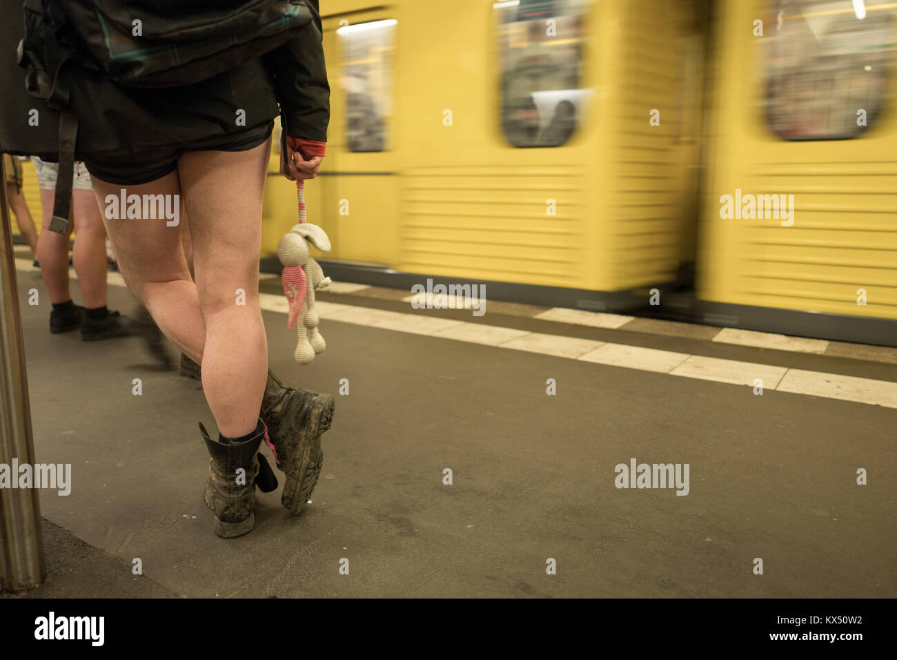 Berlino, Germania. Il 7 dicembre, 2018. Un partecipante in 'No Pants Subway Ride' in attesa di un treno in una stazione della metropolitana di Berlino, Germania, 7 dicembre 2018. Credito: Jörg Carstensen/dpa/Alamy Live News Foto Stock