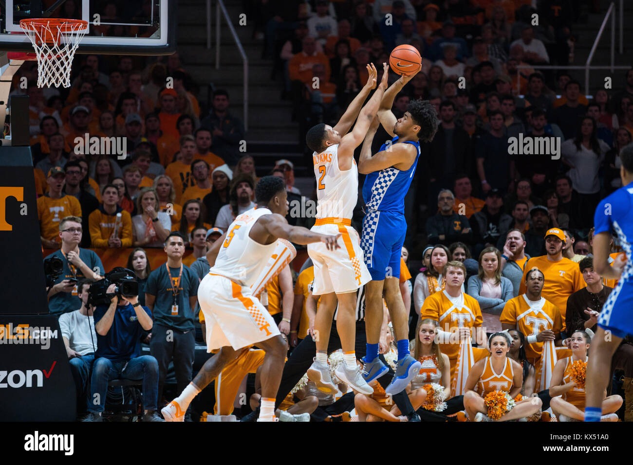 6 gennaio 2018: Grant Williams #2 del Tennessee volontari difende contro Nick Richards #4 del Kentucky Wildcats durante il NCAA pallacanestro tra la University of Tennessee volontari e l'Università di Kentucky Wildcats a Thompson Boling Arena a Knoxville TN Tim Gangloff/CSM Foto Stock