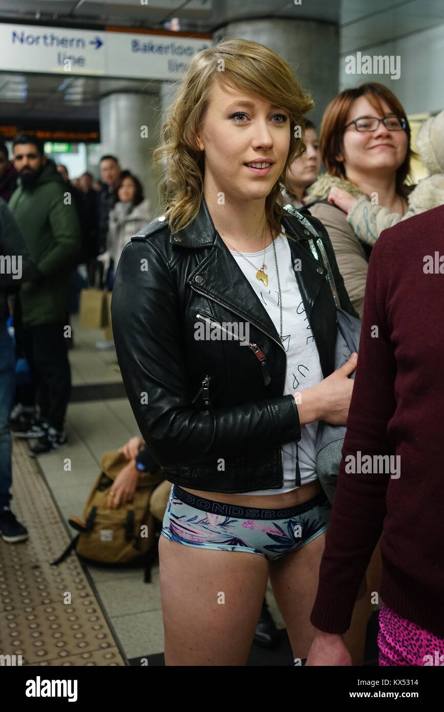 No pantaloni in metropolitana (Senza pantaloni di metropolitana) il 7 gennaio 2018 a Londra annuale "No pantaloni tubo Ride' o 'No Pants Subway Ride' ha avuto luogo in Foto Stock