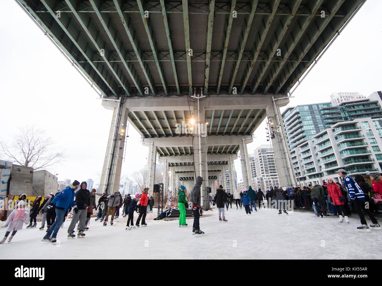 Toronto, Canada. Il 7 gennaio, 2018. Persone pattino sul pattino Bentway Trail a Toronto in Canada, 7 gennaio 2018. I 220 metri di pista di pattinaggio sotto una sezione del Gardiner Expressway in Toronto ha ufficialmente aperto al pubblico gratuitamente da sabato. Credito: Zou Zheng/Xinhua/Alamy Live News Foto Stock