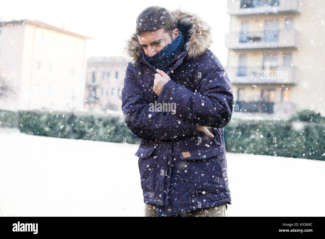 Ritratto di uomo sensazione molto freddo e brividi di freddo in inverno  Foto stock - Alamy