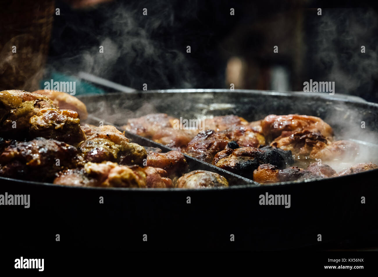 Pan fried tagli di carni bovine a Cracovia il mercatino di Natale sulla Rynek Glowny. Foto Stock