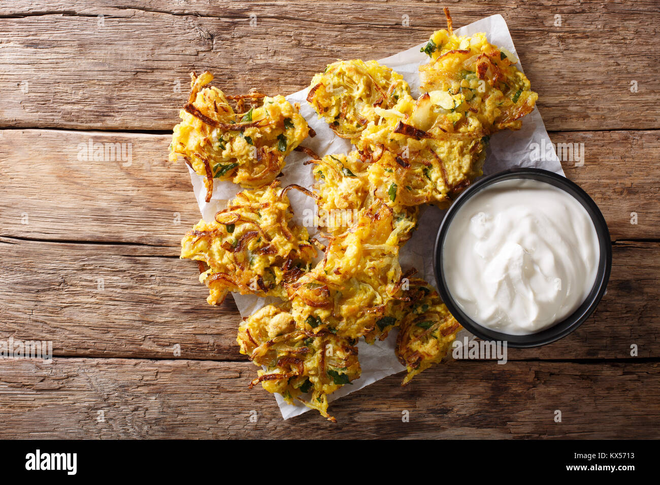 In casa fritto indiano onion bhaji con yogurt vicino sul tavolo. parte superiore orizzontale vista da sopra Foto Stock