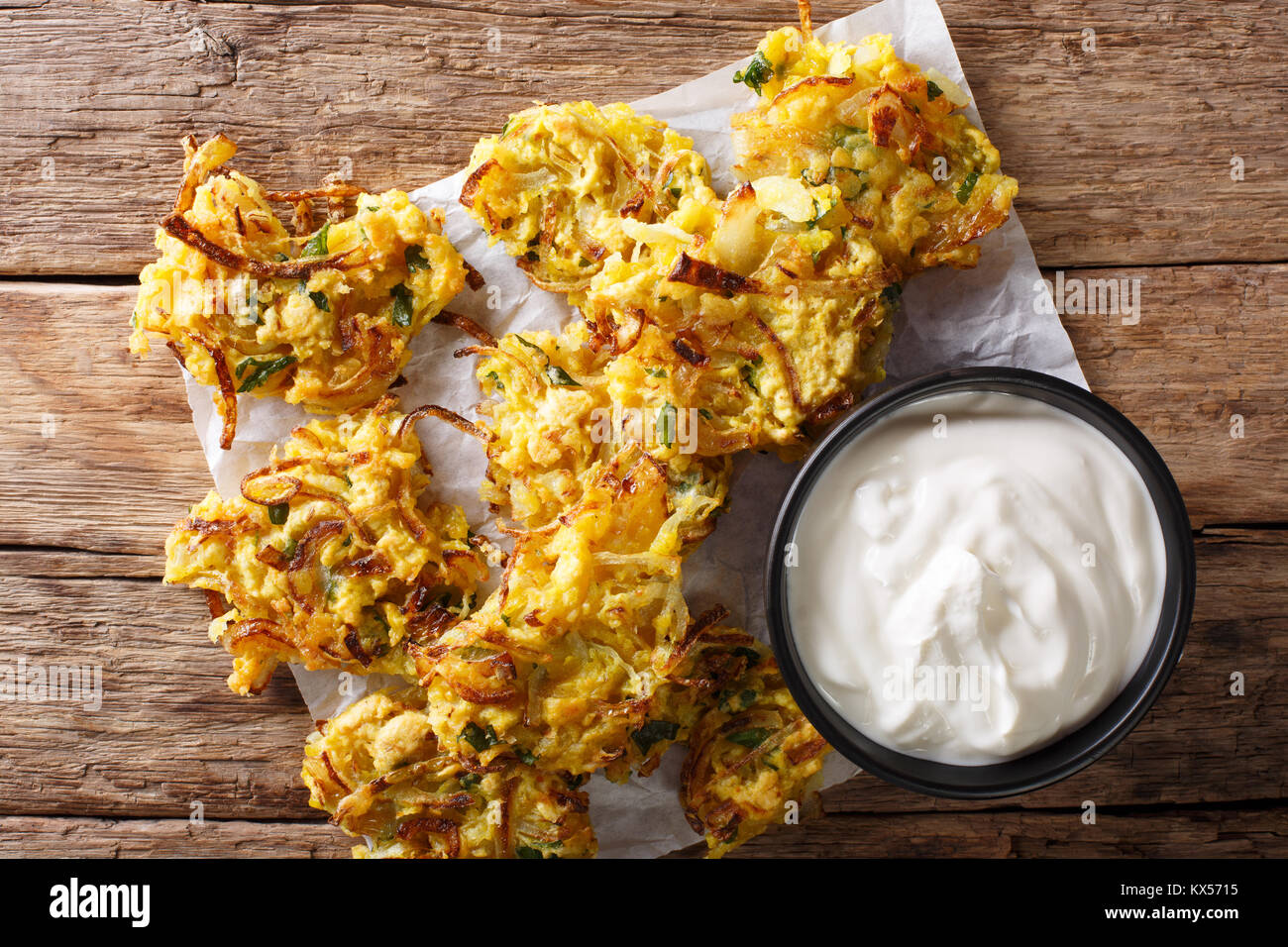 Il cibo indiano: croccante di cipolla fritti Bhajis vicino sul tavolo. parte superiore orizzontale vista da sopra Foto Stock