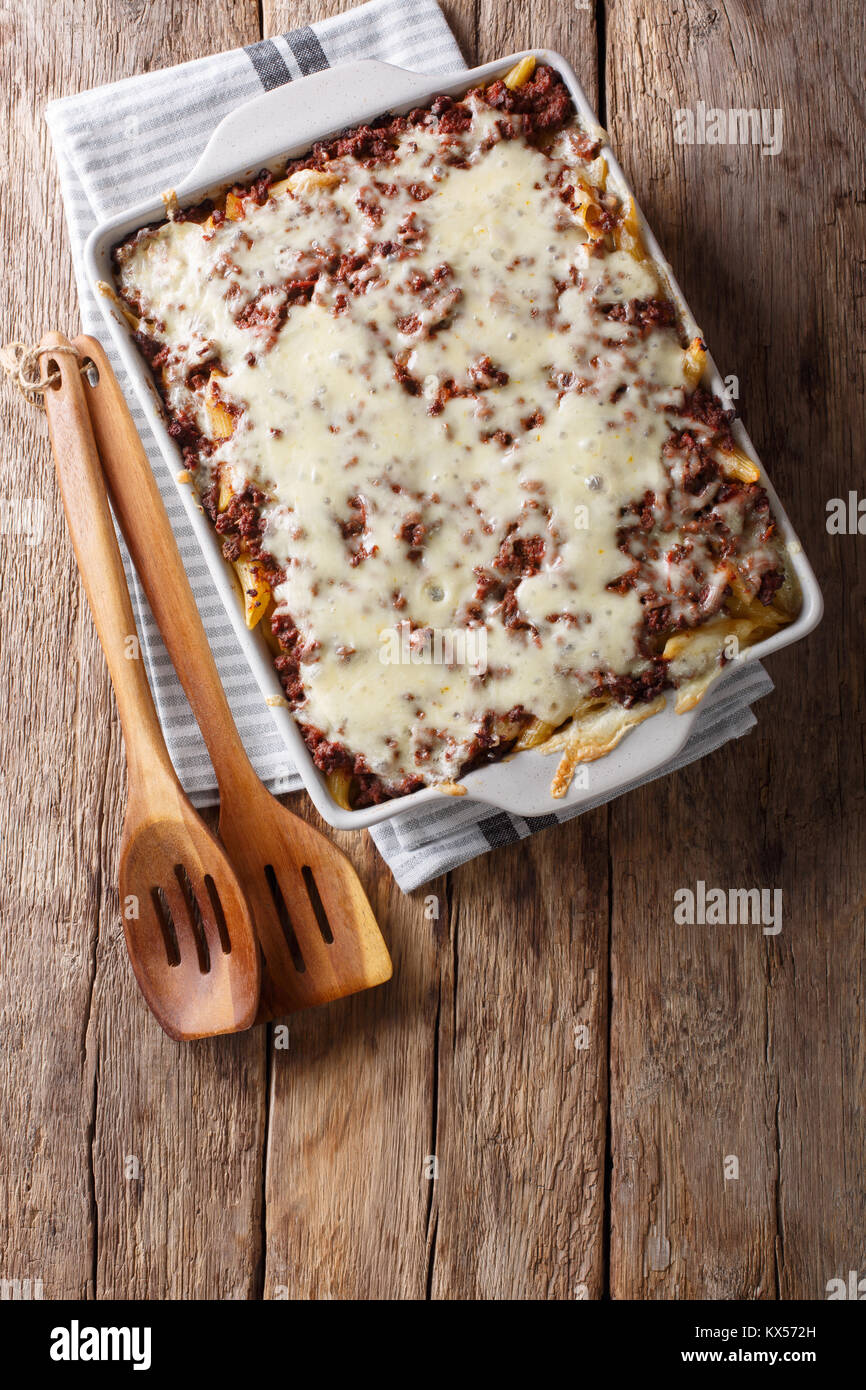 Crockpot milioni di dollari la pasta con il formaggio e la carne bovina close-up in una teglia su una tavola verticale in alto vista da sopra Foto Stock