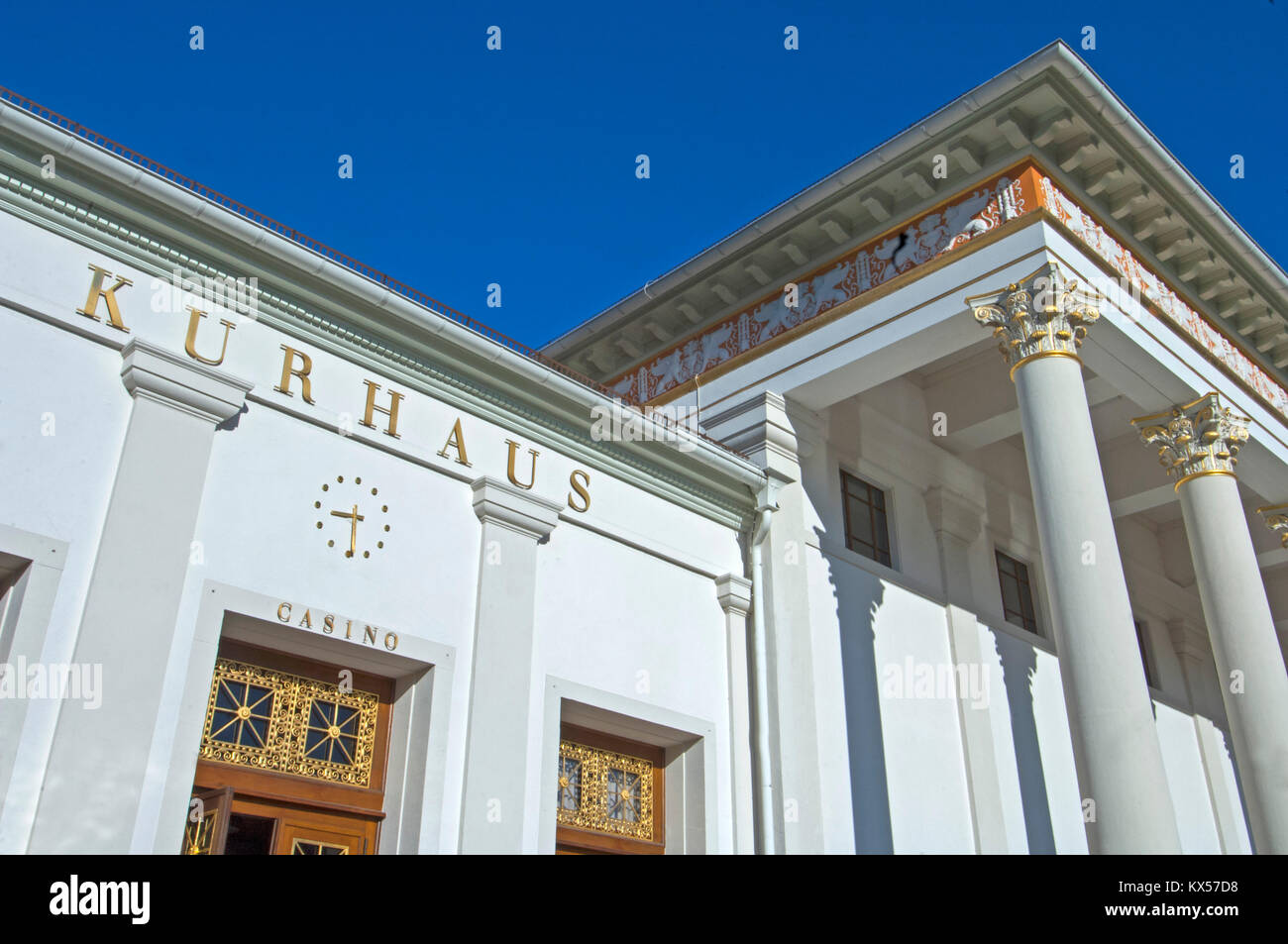 BRD, Baden-Württemberg, Baden-Baden, Kurhaus mit dem berühmten Casino, 1821-23 erbaut von Friedrich Weinbrenner mit korinthischer Säulenfront und zwei Foto Stock