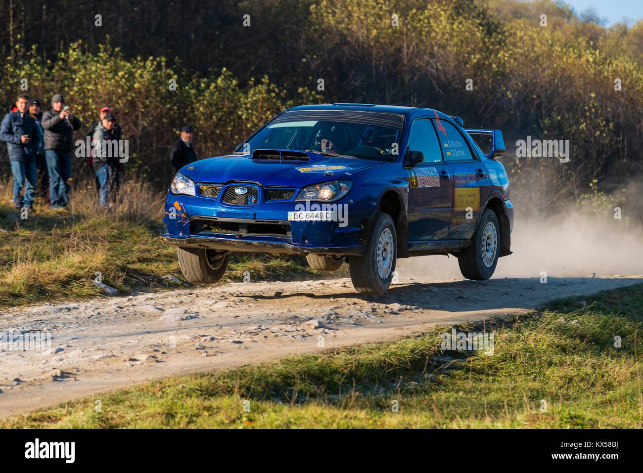 Lviv, Ucraina - 1 Novembre 2015: Alexander Kozlov la Subaru Impreza WRX STI compete al Rally annuale Galizia Foto Stock
