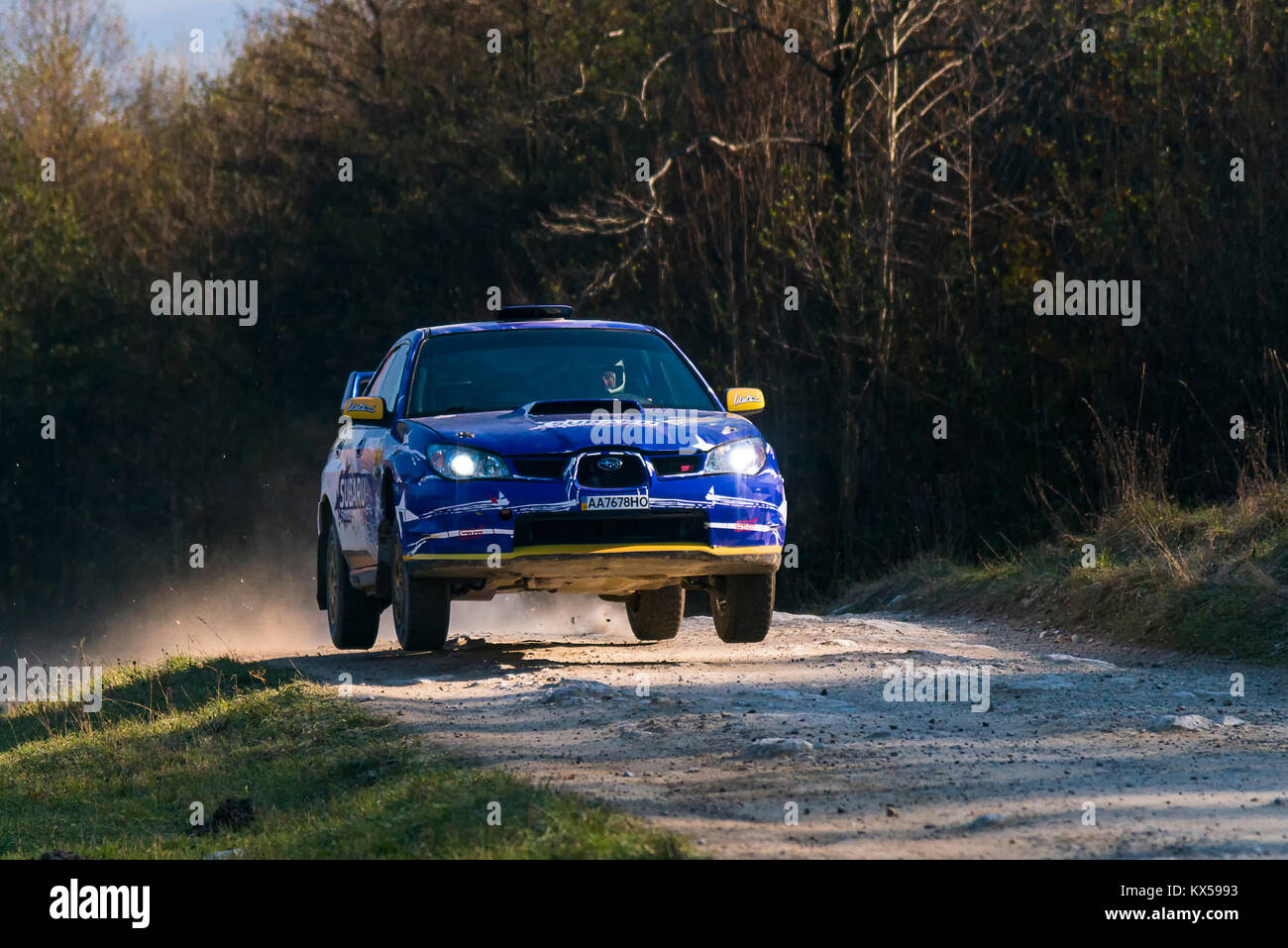 Lviv, Ucraina - 1 Novembre 2015: Sconosciuto racers per la marca di automobili Subaru Impreza WRX STI (No.8) superare il via al raduno annuale della Galizia, nea Foto Stock