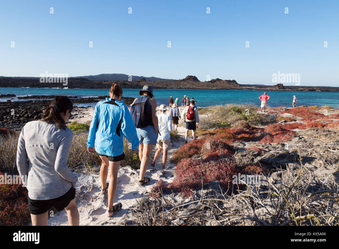 La gente che camminava sul cappello cinese isola come parte di un tour guidato, Galapagos Parco Nazionale delle Isole Galapagos Ecuador America del Sud Foto Stock