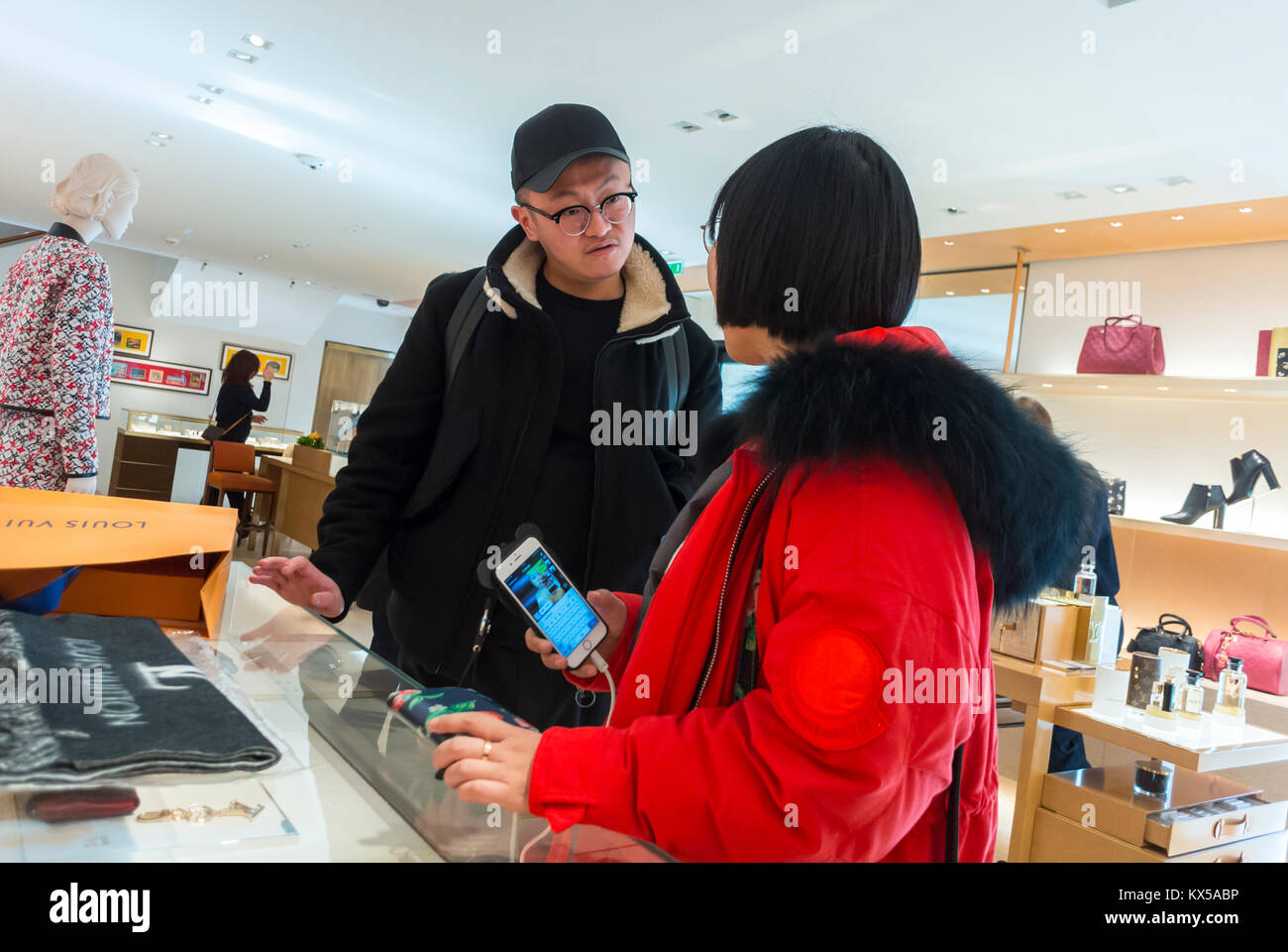 Nizza, Francia, turisti cinesi, Shopping, Louis Vuitton LVMH negozio di  abbigliamento di lusso, Donna con smartphone Foto stock - Alamy