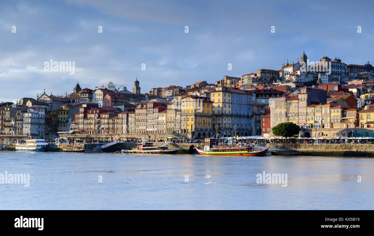 Vista sul fiume Douro a Porto, Portogallo Foto Stock