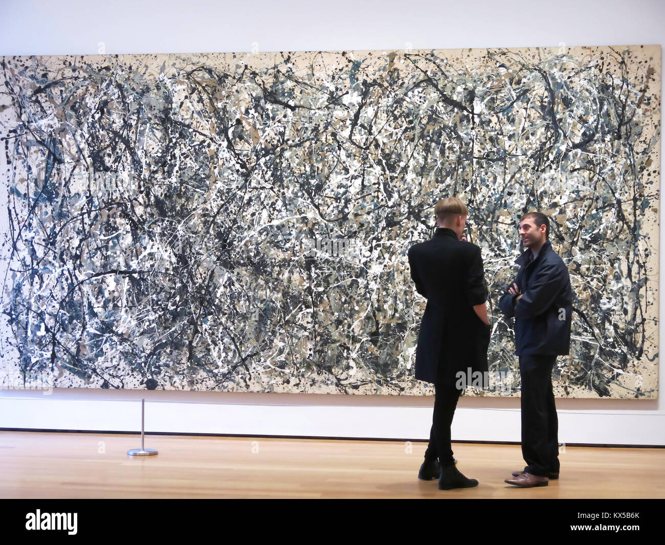 Ai visitatori di ammirare un Jackson Pollock pittura antigoccia, il Museo di Arte Moderna di New York Foto Stock