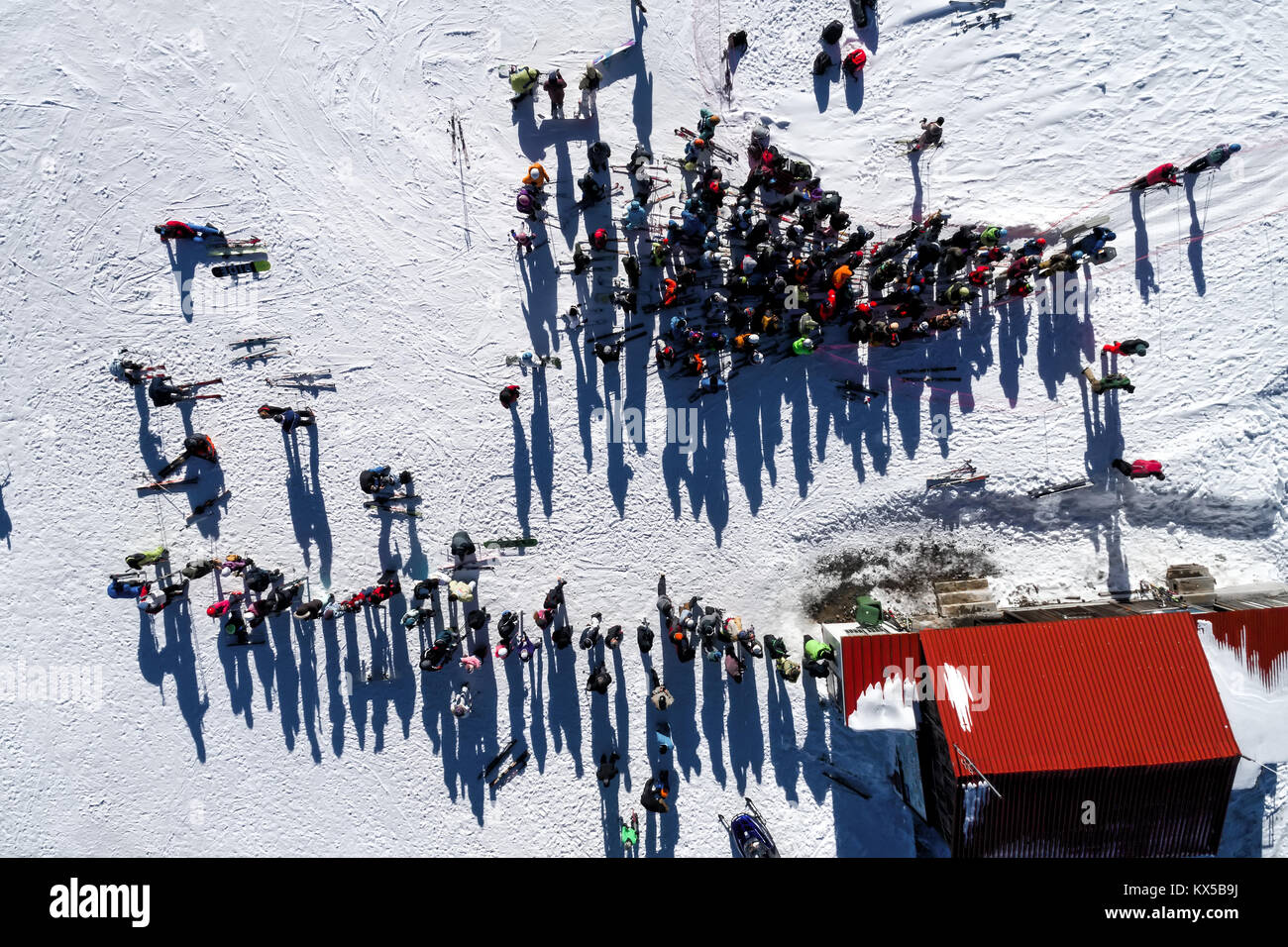 Vista aerea di sciatori a Ski Resort Vassilitsa nella gamma della montagna di Pindo in Grecia. Foto Stock