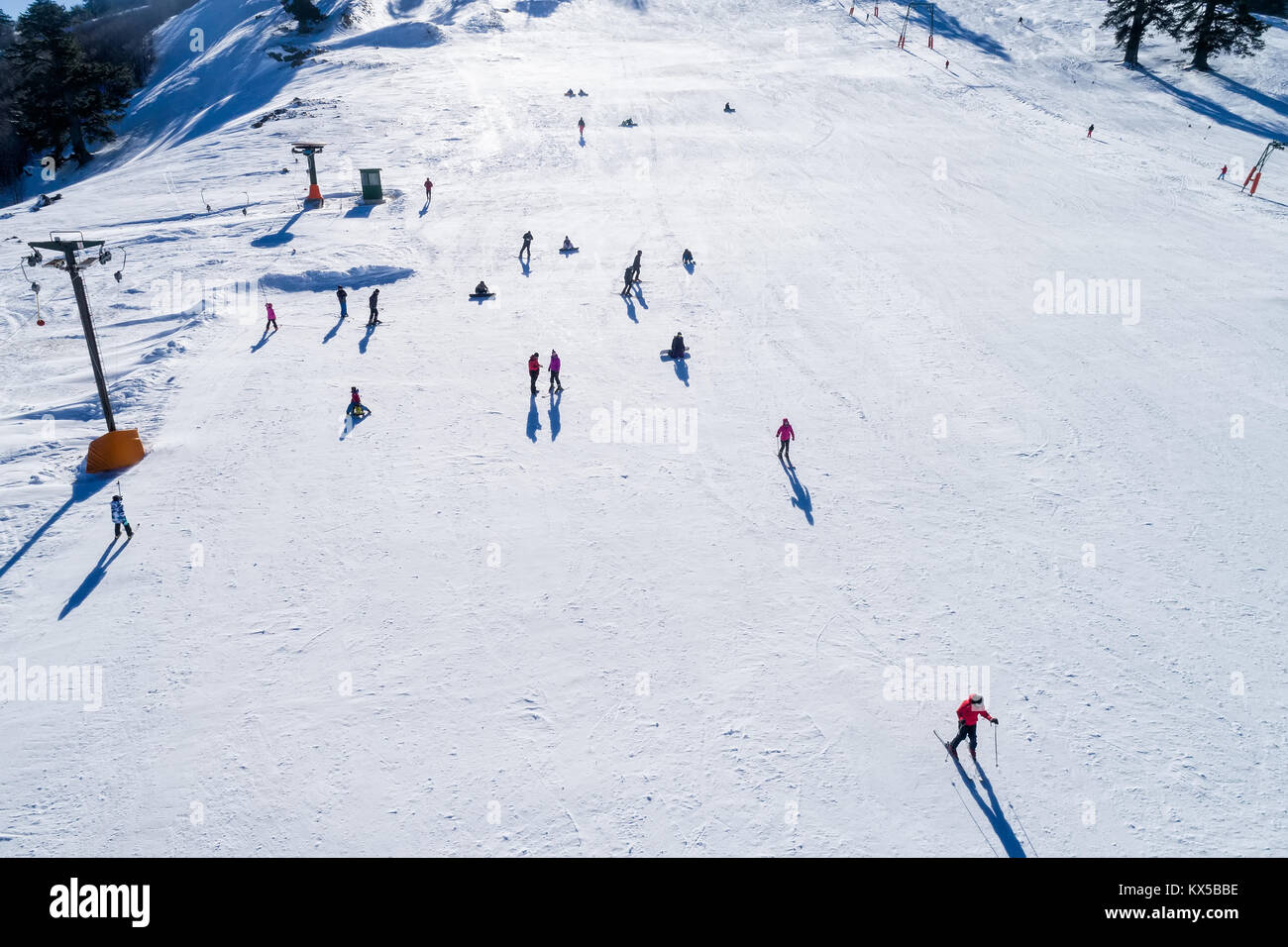 Vista aerea di sciatori a Ski Resort Vassilitsa nella gamma della montagna di Pindo in Grecia. Foto Stock