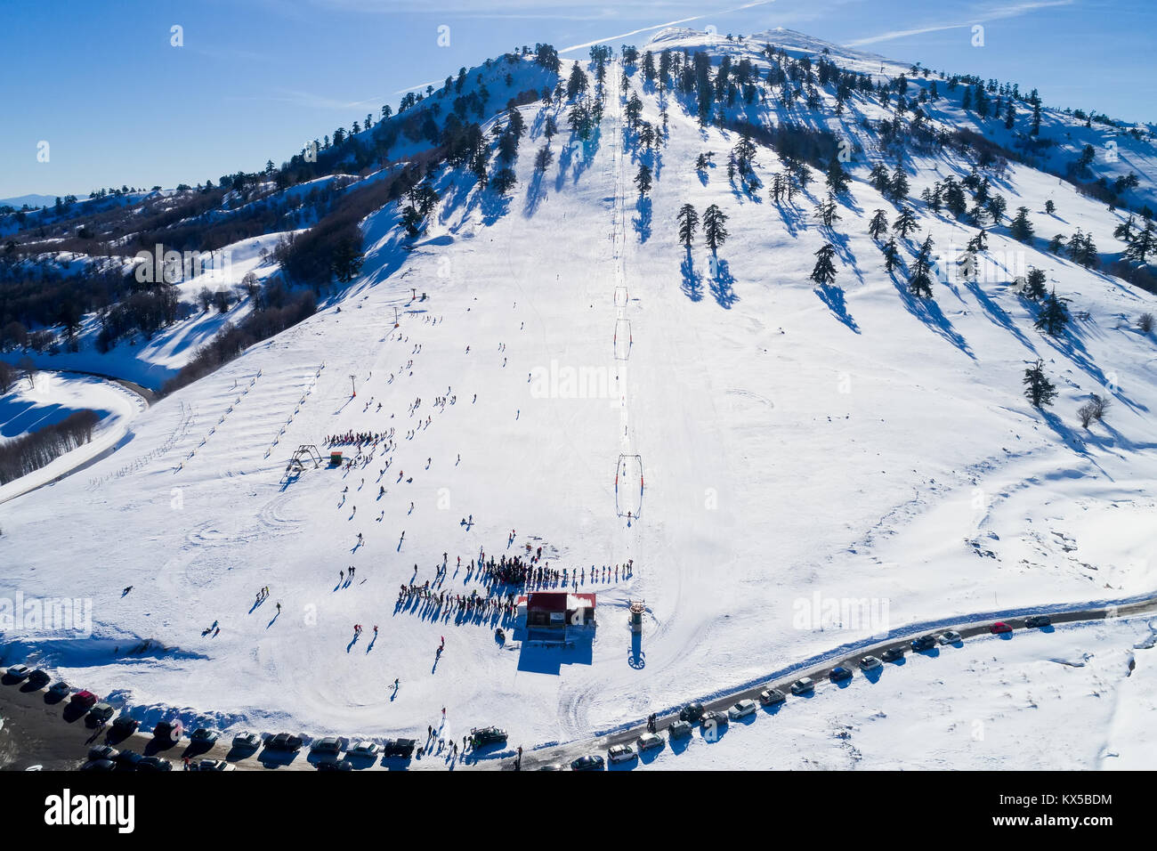 Vista aerea di sciatori a Ski Resort Vassilitsa nella gamma della montagna di Pindo in Grecia. Foto Stock