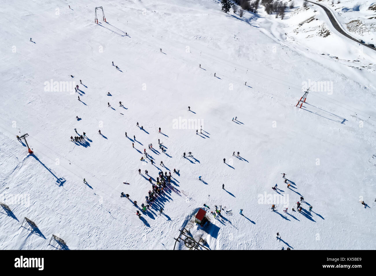 Vista aerea di sciatori a Ski Resort Vassilitsa nella gamma della montagna di Pindo in Grecia. Foto Stock