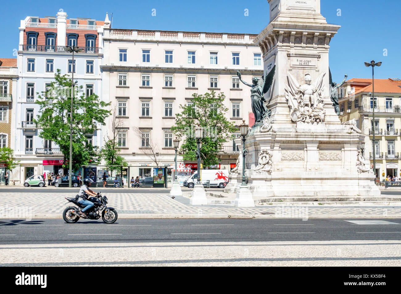 Lisbona Portogallo, Baixa Pombalina, centro storico, Piazza Restauradores, Praca dos Restauradores, piazza pubblica, monumento, guerra di restauro portoghese, moto Foto Stock