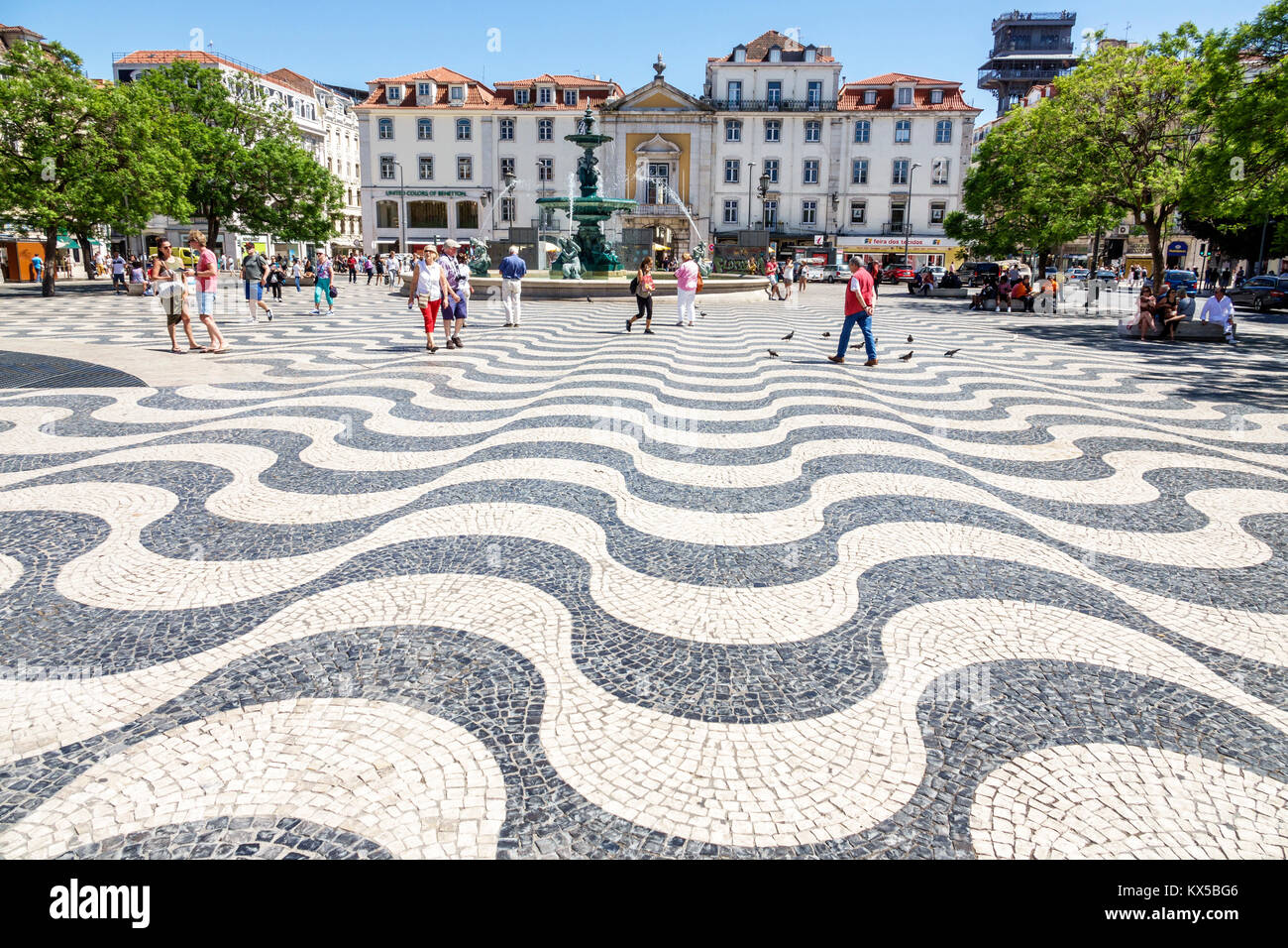 Lisbona Portogallo,centro storico,Piazza Rossio,Praca Rossio,parco,marciapiede portoghese,calcada Portuguesa,marciapiede in stile tradizionale,mosaico,pattern,tromp Foto Stock