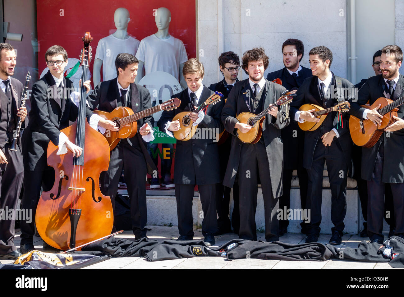 Lisbona Portogallo,centro storico,Piazza Rossio,Praca Rossio,tonno,gruppo di musica tradizionale,studenti musicisti,uomo uomini maschio,donna donne,voi Foto Stock