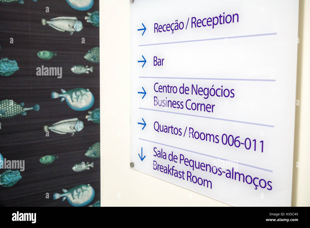 Lisbona Portogallo,Rua Alexandre Herculano,Holiday Inn Express,Pombal,hotel,corridoio,cartello,direzione,bilingue,Inglese,Portoghese,lingua,centro affari, Foto Stock