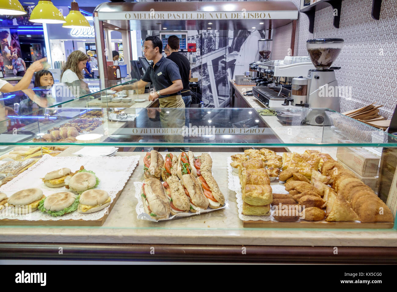 Lisbona Portogallo,Sao Sebastiao,El Corte Ingles,megastore,grandi magazzini,caffetteria,tavoli da tavola plaza ristoranti casual,venditori ambulanti venditori s Foto Stock