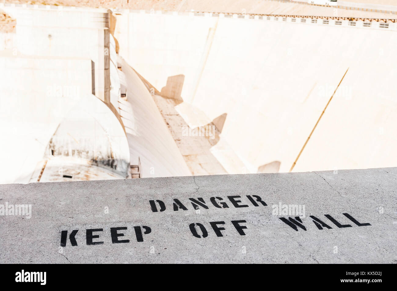Le informazioni di avvertimento stampino su una parete in corrispondenza della Diga di Hoover, Nevada, Stati Uniti d'America. Foto Stock