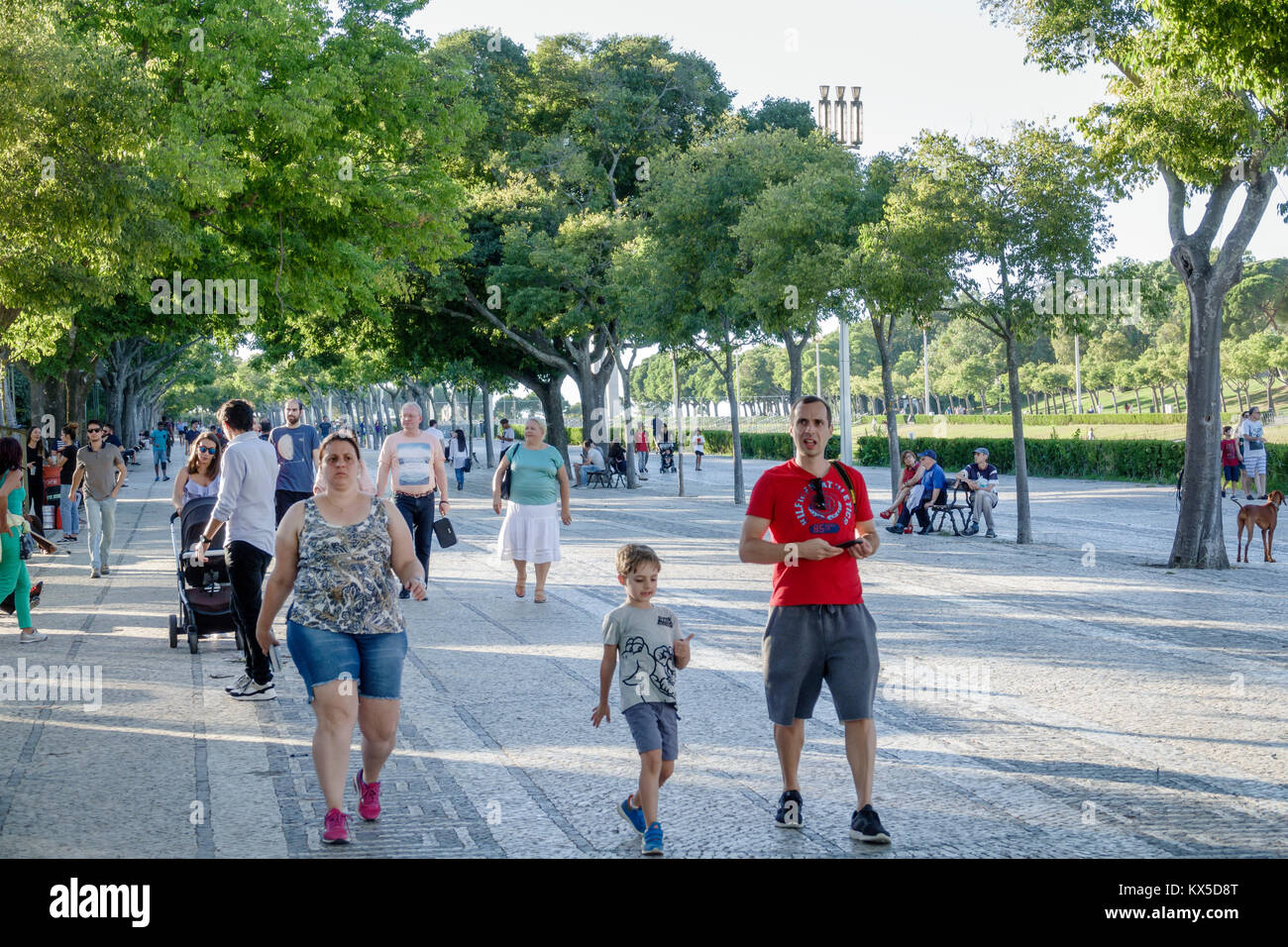 Lisbona Portogallo,Praca do Marques de Pombal,Parco Eduardo VII,Parque,parco pubblico,passeggiata,uomo uomo maschio,donna femmina donne,ragazzi,bambini bambini bambino Foto Stock
