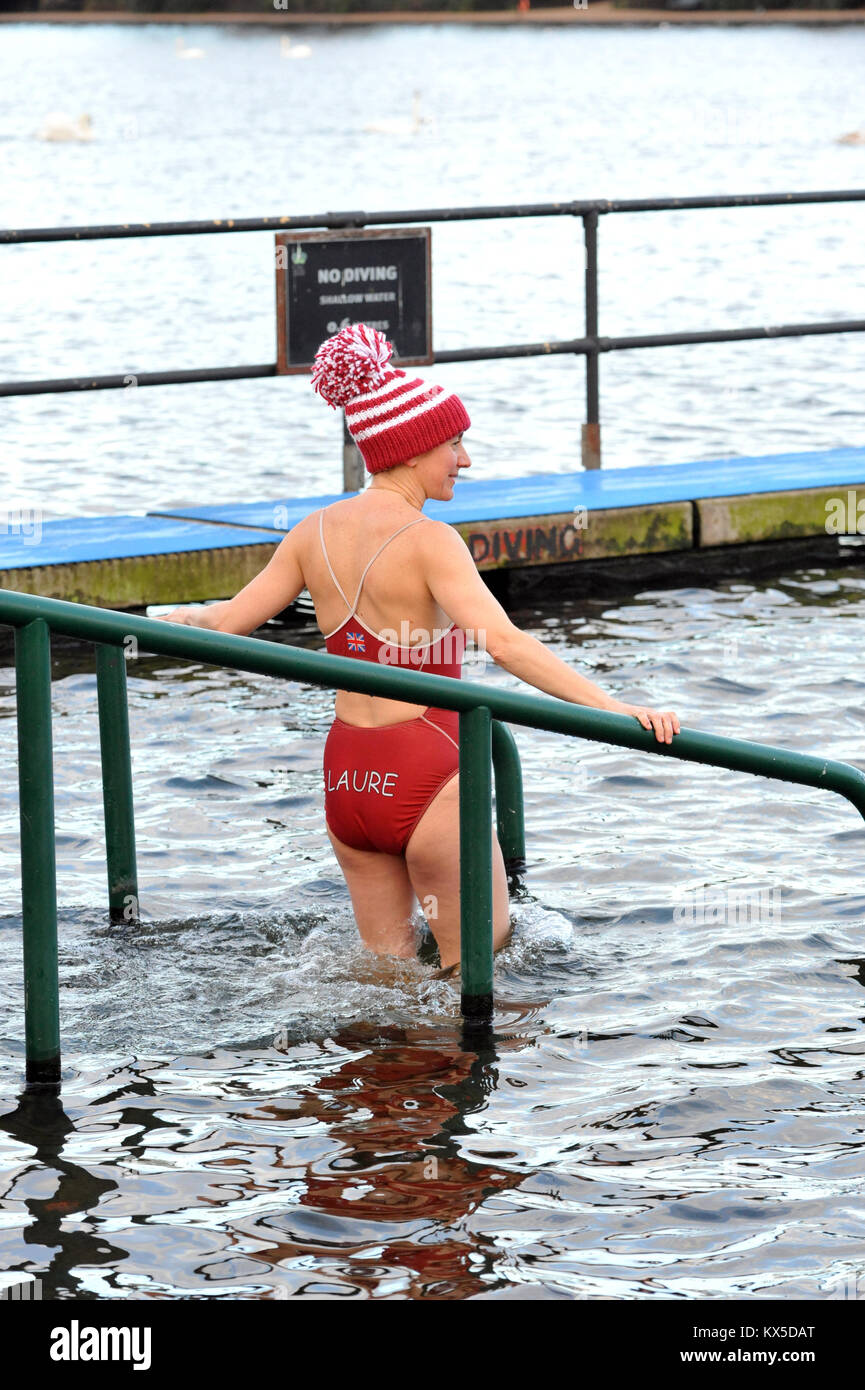 Londra, UK, 07/01/2017 nuotatori dalla serpentina nuotatori club prendere il tuffo in poco più condizioni di congelamento di domenica mattina come temperatur Foto Stock