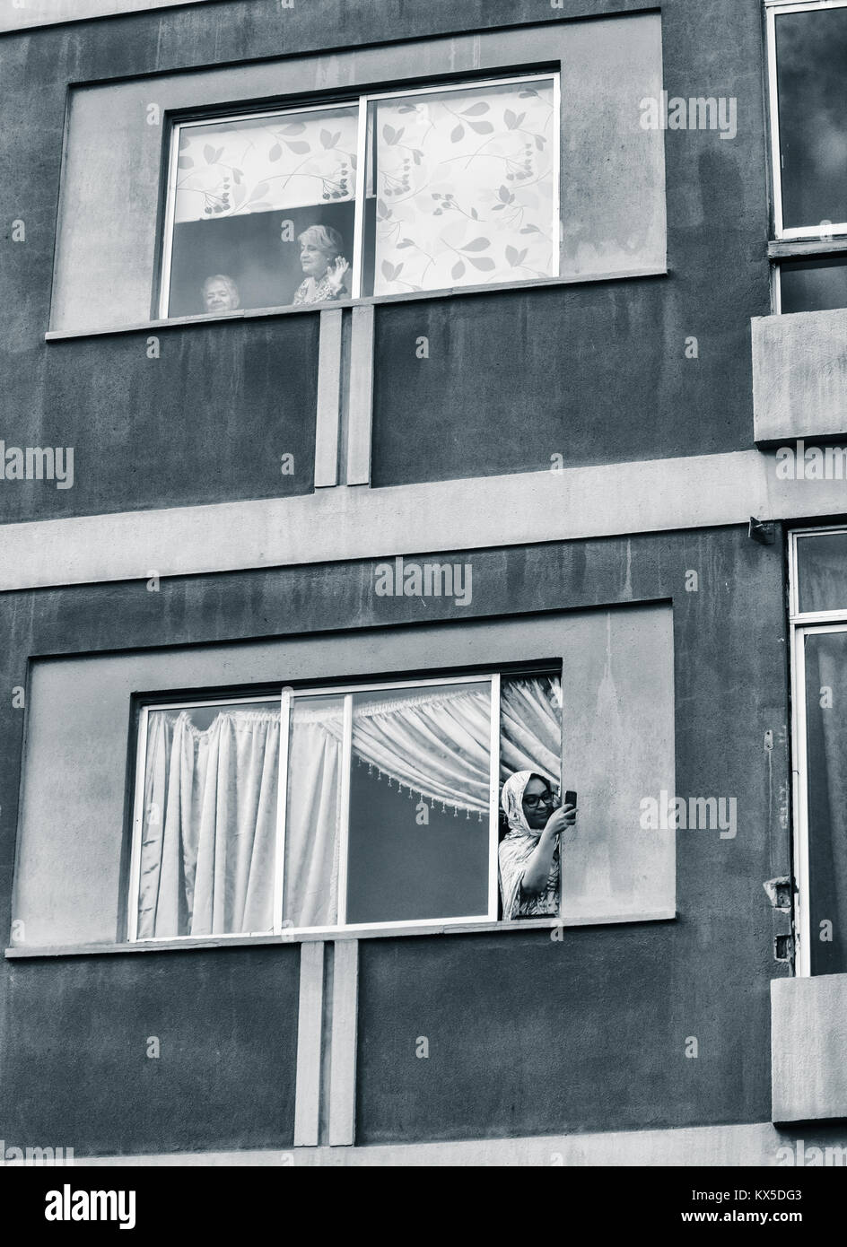 Donna con il telefono cellulare appoggiato fuori dalla finestra in Spagna. Coronavirus, autoisolamento, distanza sociale, quarantena... concetto Foto Stock