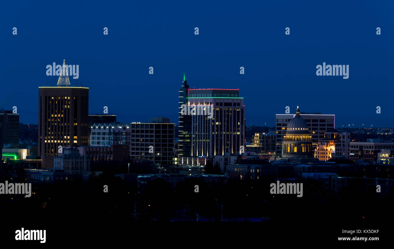 Le luci di Boise City sono incandescente nel cielo notturno Foto Stock