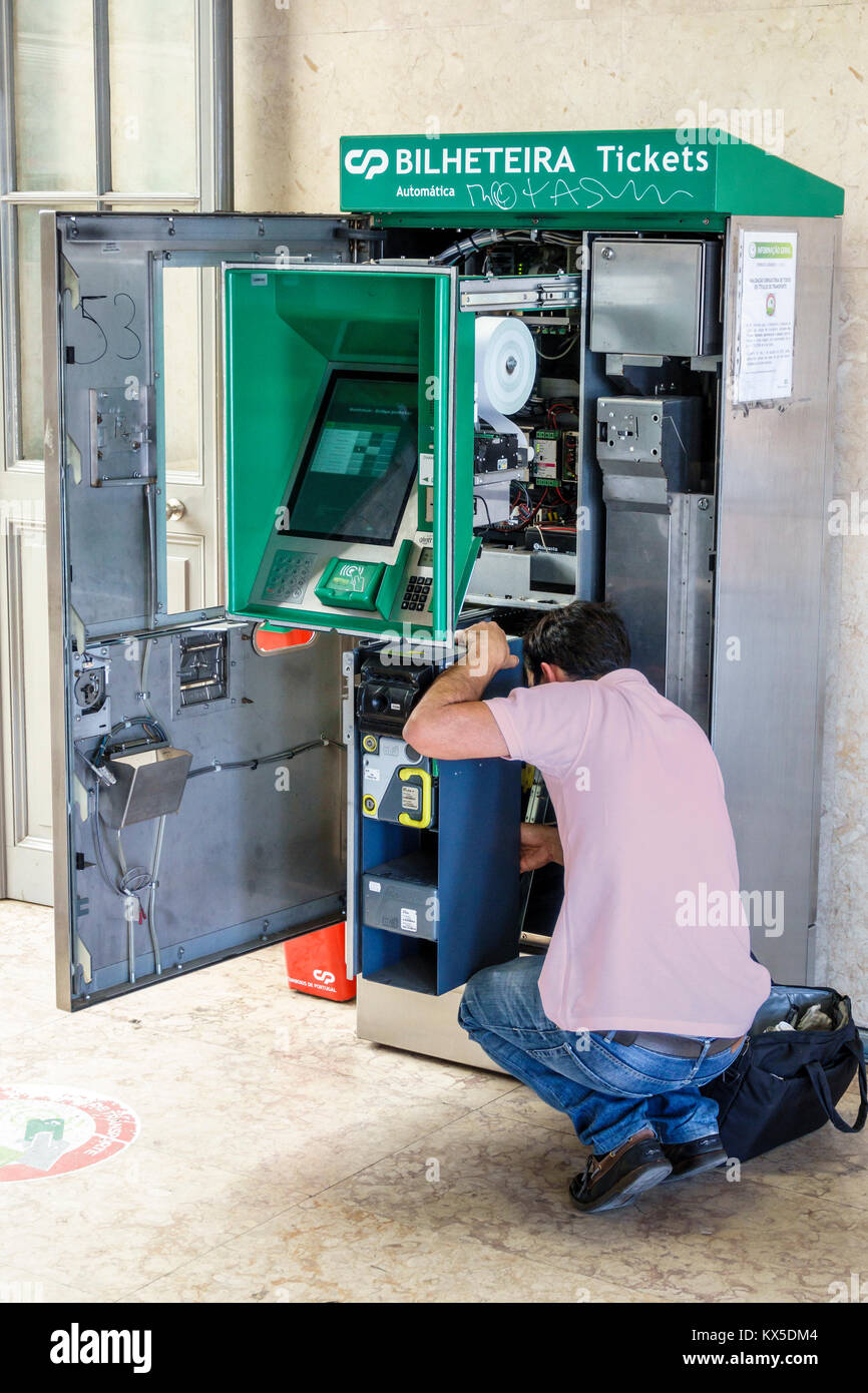 Lisbona Portogallo,Santa Apolonia,Comboios de Portugal,ferrovia,treno,stazione,distributore automatico,biglietti,tecnico,riparatore,uomo maschio,squadratura,lavoro Foto Stock