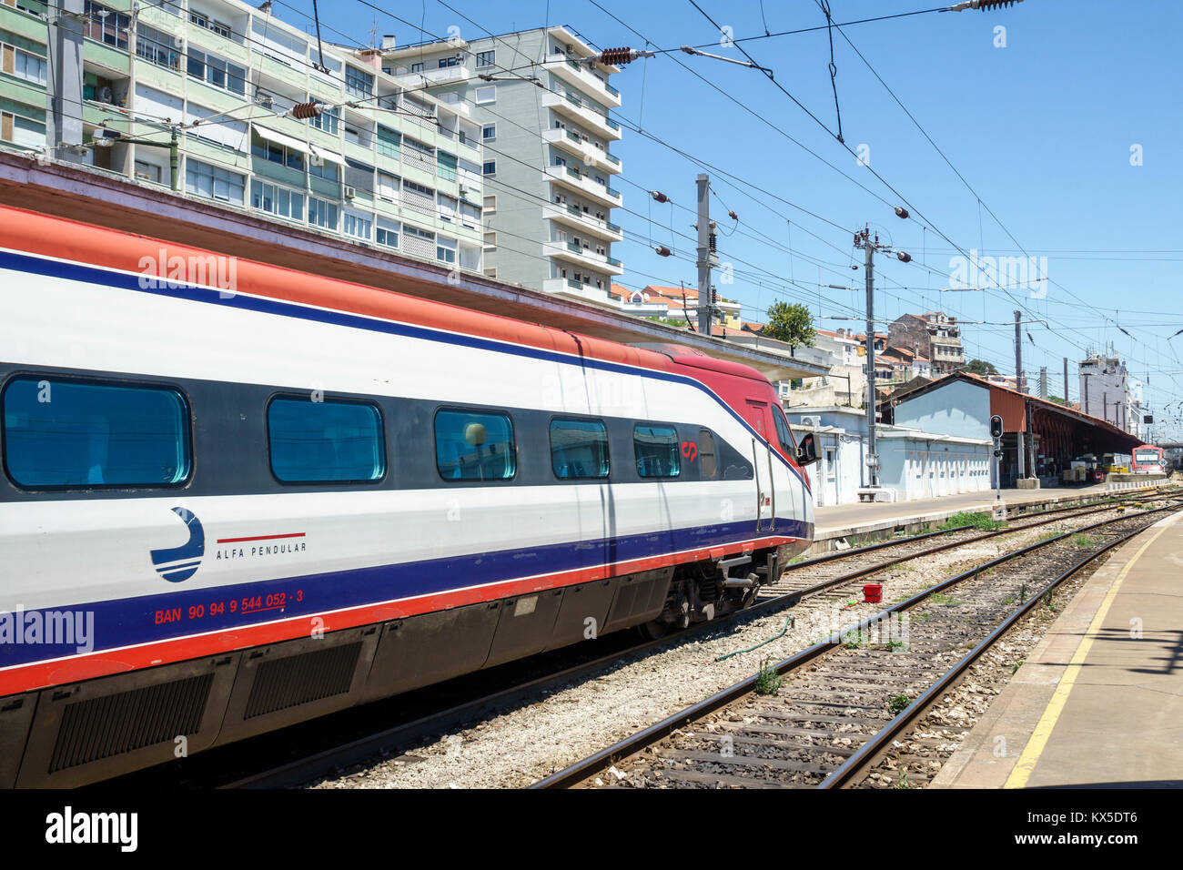 Lisbona Portogallo,Santa Apolonia,Comboios de Portugal,ferrovia,treno,binario,Alfa pendolare,Pendolino alta velocità di ribaltamento treno,elettrico multiplo unità,EMU,st Foto Stock